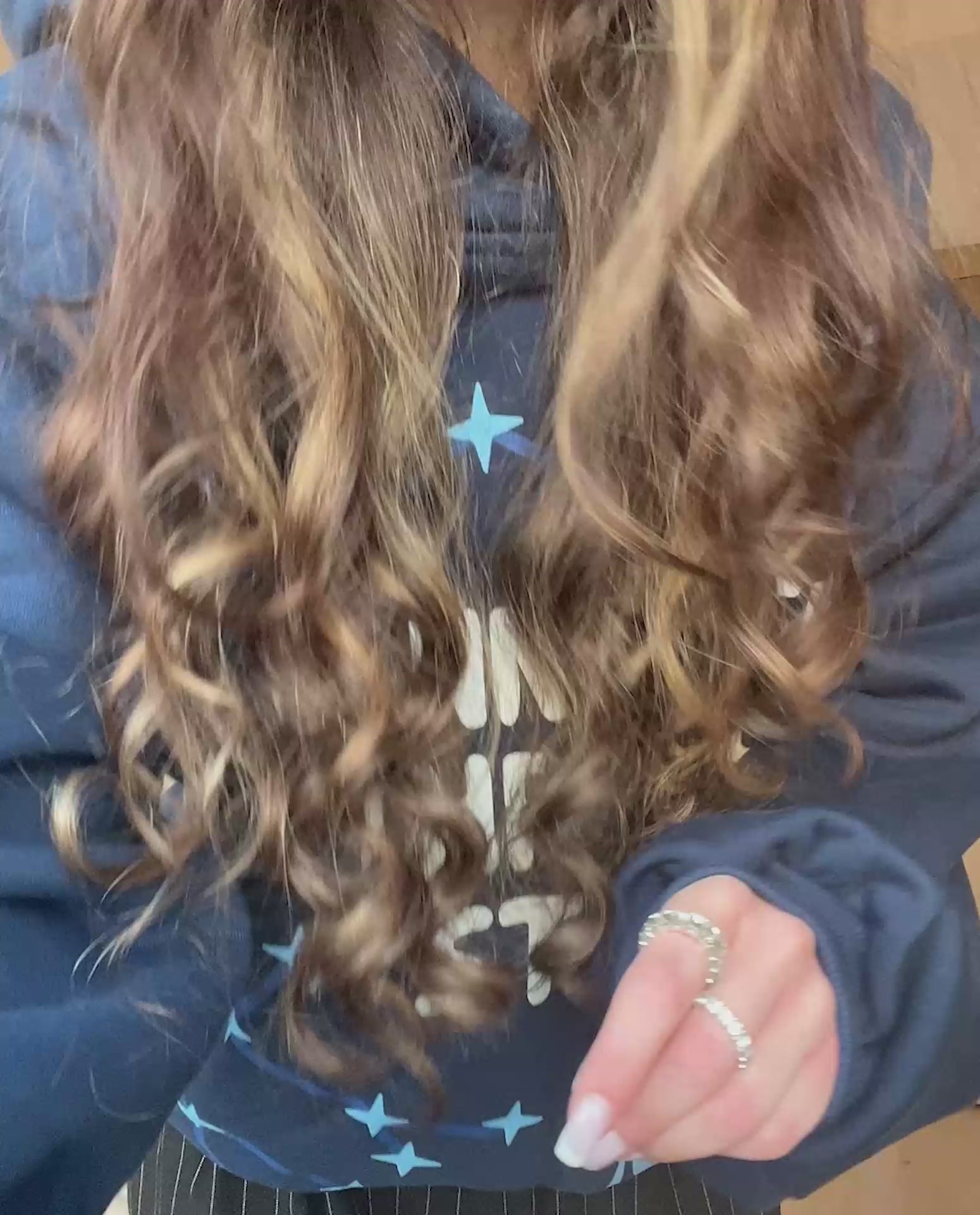 Załaduj wideo: niebieska granatowa bluza boxy stars outfit